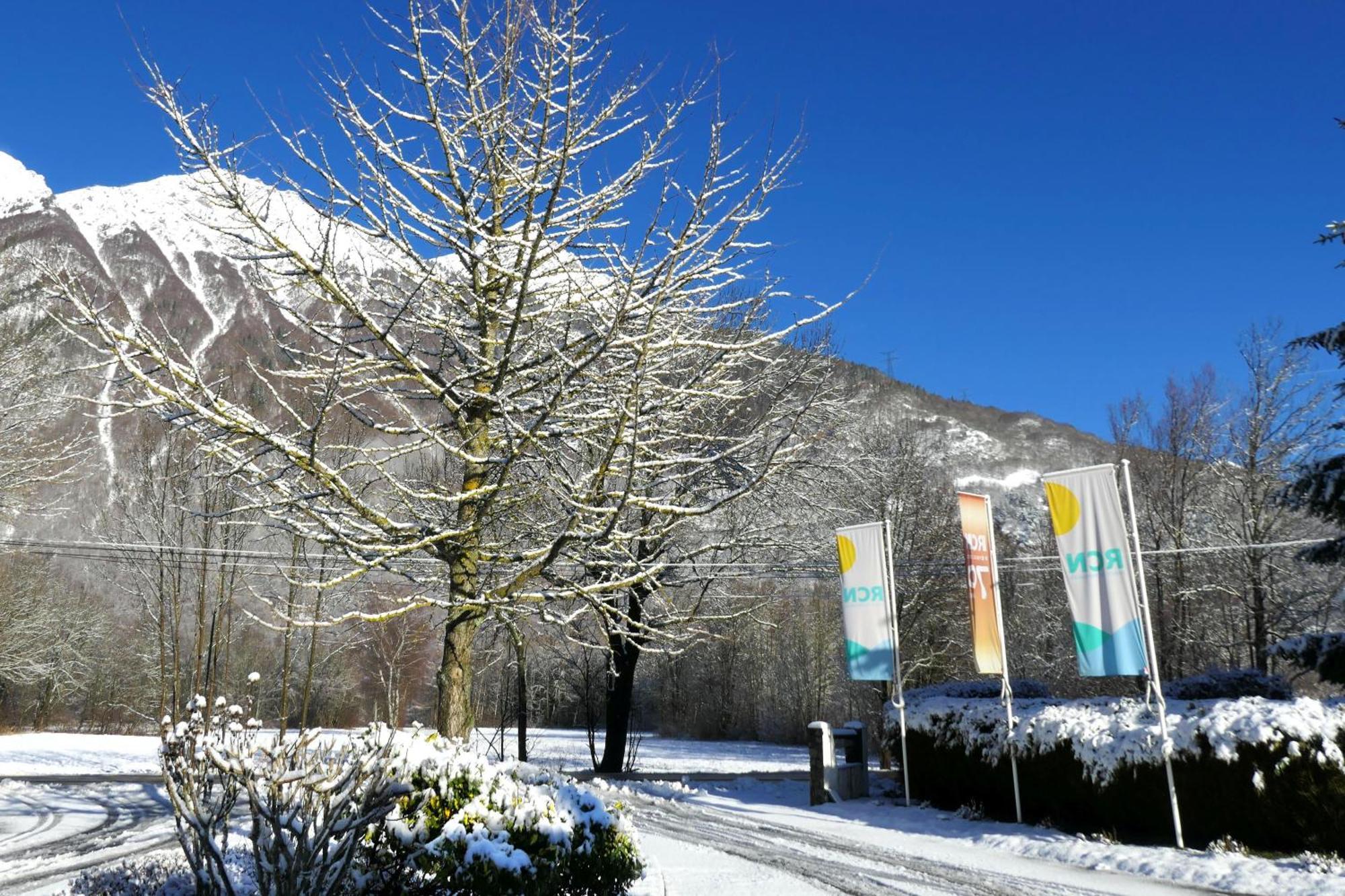 Camping Rcn Belledonne Le Bourg-dʼOisans エクステリア 写真