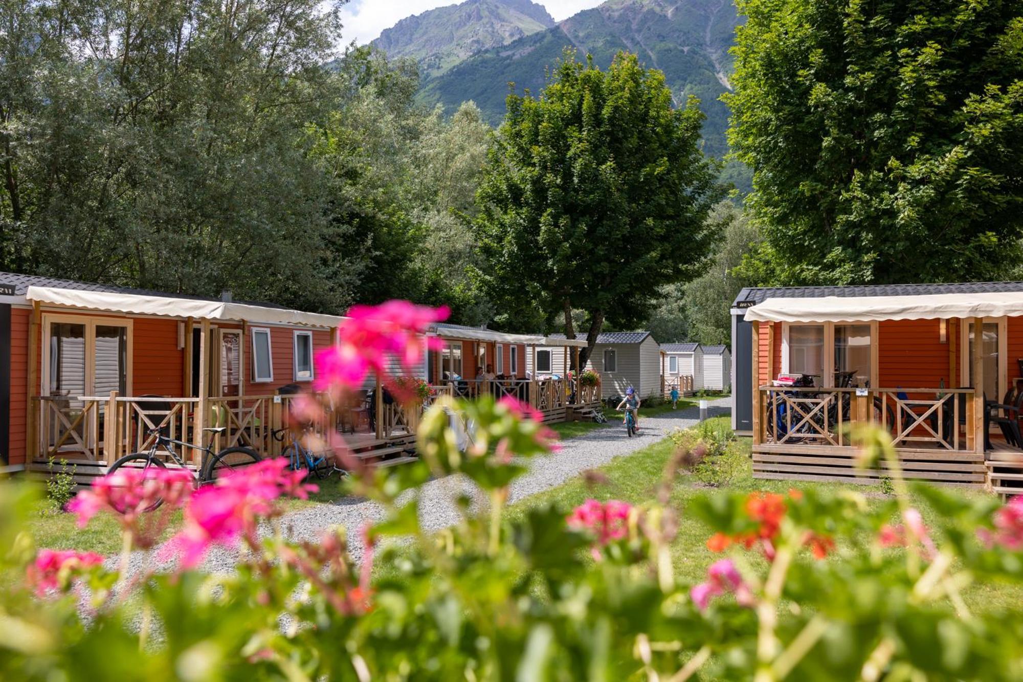 Camping Rcn Belledonne Le Bourg-dʼOisans エクステリア 写真